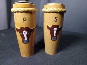 lot 4785 image: Wooden Cow Head Salt and Pepper Shakers with Rope Detail