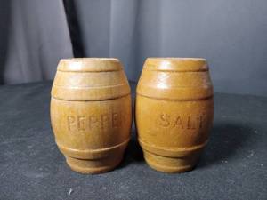 lot 4788 image: Wooden Barrel Salt and Pepper Shakers Set