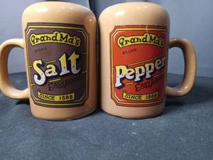 lot 4790 image: GrandMas Brand Salt and Pepper Ceramic Mugs Set
