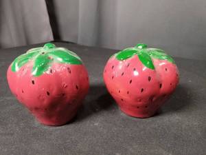 lot 4796 image: Ceramic Strawberry Salt and Pepper Shaker Set