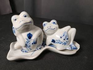lot 4799 image: Blue and White Ceramic Frog Salt and Pepper Shakers with Lily Pad Tray