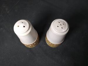 lot 4800 image: Ceramic Salt and Pepper Shakers with Geometric Pattern