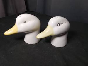 lot 4801 image: Ceramic Duck Head Salt and Pepper Shakers Set