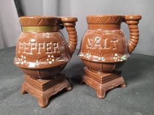 lot 4803 image: Ceramic Salt and Pepper Shaker Set