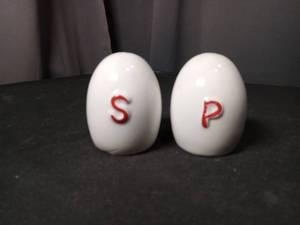 lot 4804 image: White Ceramic Salt and Pepper Shakers Set