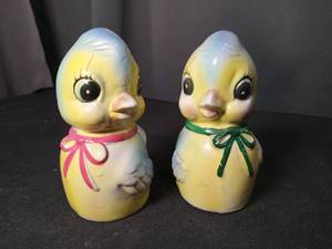 lot 4805 image: Ceramic Duck Salt and Pepper Shakers Set