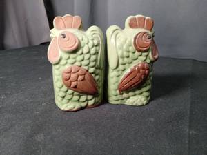 lot 4807 image: Ceramic Rooster Salt and Pepper Shakers Set