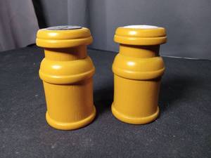 lot 4810 image: Yellow Ceramic Salt and Pepper Shaker Set