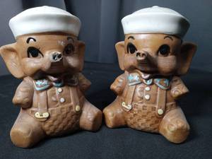 lot 4811 image: Elephant Salt and Pepper Shaker Set