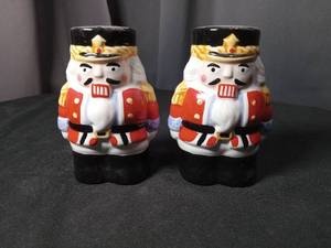 lot 4814 image: Nutcracker Soldier Salt and Pepper Shaker Set