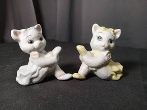 lot 4815 image: Ceramic Cat Figurine Salt and Pepper Set