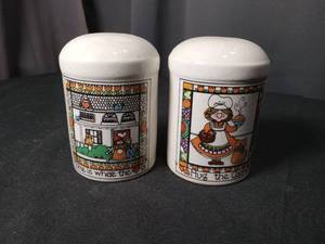 lot 4820 image: Home is Where the Heart is Salt and Pepper Shaker Set