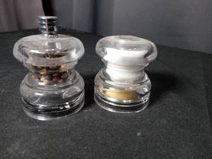 lot 4823 image: Clear Glass Salt and Pepper Shakers with Adjustable Tops