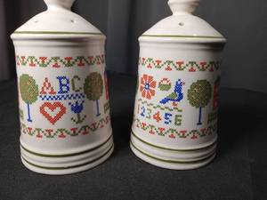 lot 4824 image: Cross Stitch Pattern Salt and Pepper Shaker Set with Green Trim