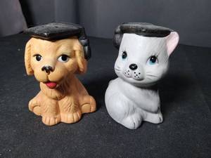 lot 4839 image: Dog and Cat Animal Shaped Ceramic shaker  Set