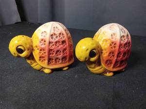 lot 4840 image: Ceramic Turtle Salt and Pepper Shakers Set