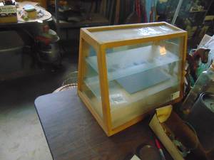 lot 4407 image: Small Counter Top display case - 2 glass shelves