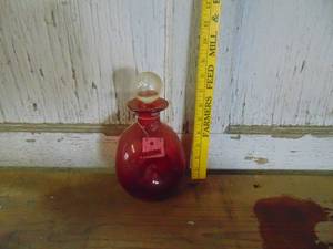 lot 4437 image: Red Glass Decanter