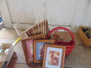 lot 4452 image: Wire Star Shaped basket - Decor