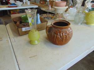 lot 4498 image: McCoy Jar - No Lid - Yellow Bud Vase