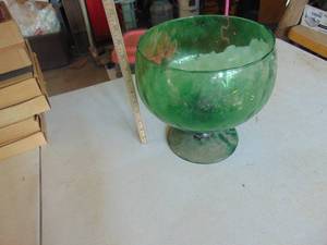 lot 4514 image: Large Green Stemmed Bowl 10 or so