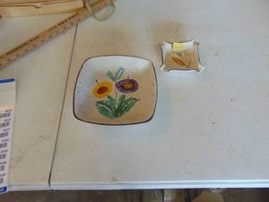 lot 4521 image: Pottery Pieces - Marked USA