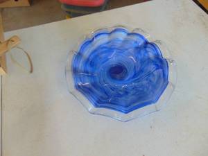 lot 4523 image: Blue Slag Glass Center Piece