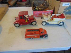 lot 4527 image: 1 DieCast and 2 - tinmetal Cars