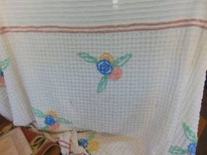 lot 4580 image: Chenille Bedspread - Double Size