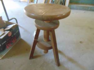 lot 4595 image: Stool - See pictures - previously repaired