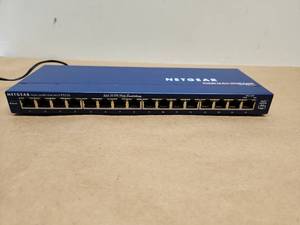 lot 4 image: HP Laptop Docking Station and Netgear ProSafe 16-Port Ethernet Switch FS116