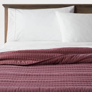 lot 1533 image: King Lofty Velvet Quilt Purple - Threshold OEKO-TEX Certified, Channel Quilting, Polyester Fill, Machine Washable - Retail $89