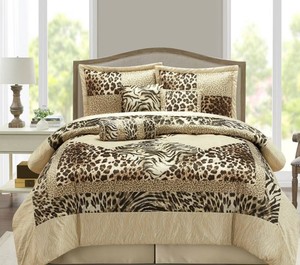 lot 1436 image: Nanshing 7pc Queen Tucson Comforter Set Gold - Retail $124