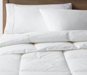 lot 1484 image: KingCalifornia King All Seasons Performance Down Alternative Comforter - Threshold - Retail $80