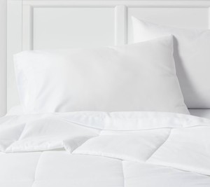 lot 1504 image: TwinTwin XL All Season Comforter Insert White - Room Essentials - Retail $28