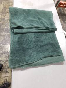lot 1673 image: Threshold Green Plush Blanket UNKNOWN SIZE - Retail $0