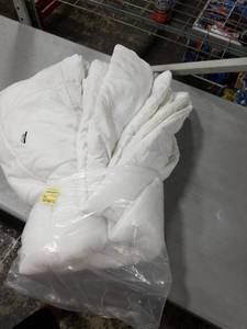 lot 1679 image: FullQueen Down Alternative Comforter White
