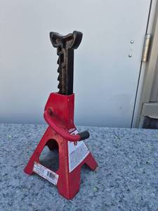 lot 113 image: 2 Ton Capacity Red Jack Stand - One Only