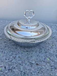 lot 130 image: Clear Glass Covered Casserole Dish with Heart Knob - Measurement in Picture