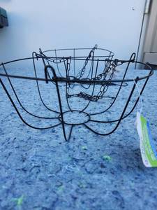 lot 137 image: Garden Collection Hanging Wire Basket with Coconut Liner