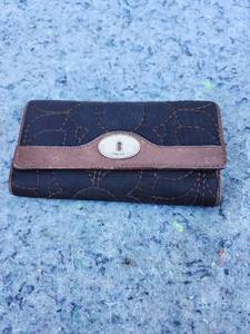 lot 144 image: Fossil Womens Signature Quilted Leather Wallet - Small Stain on the Inside