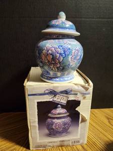 lot 202 image: House of Lloyd Oriental Temple Jar with Floral Design