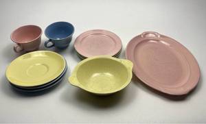 lot 213 image: Lu-Ray Pastels Dinnerware Collection Set