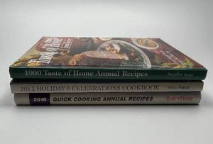 lot 251 image: Taste of Home Cookbook Collection Set
