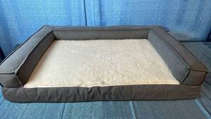 lot 2184 image: Boots & Barkley 36x24 Gray Pet Bed.