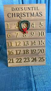 lot 3096 image: Wooden Christmas Advent Calendar with Wreath Decoration