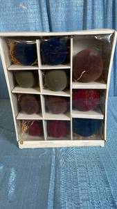 lot 3099 image: 11-Piece Velvet Christmas Ornament Set