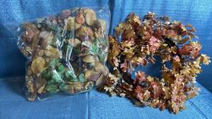 lot 8037 image: Autumn Fall Leaf Wreath and Artificial Foliage Bundle