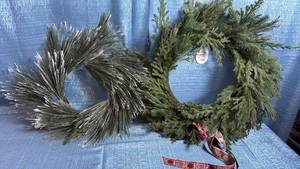 lot 8038 image: Christmas Wreaths Set with Decorative Ribbon