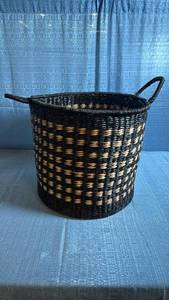 lot 8042 image: 16 Inch Pattern Woven Storage Basket with Handles